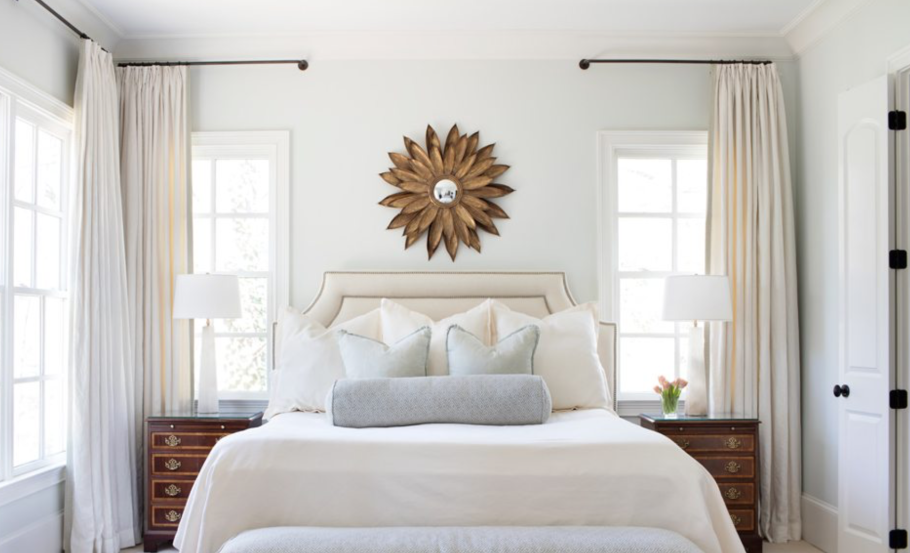 Изголовье кровати у окна в спальне