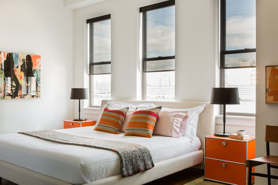 Кровать изголовьем к окну