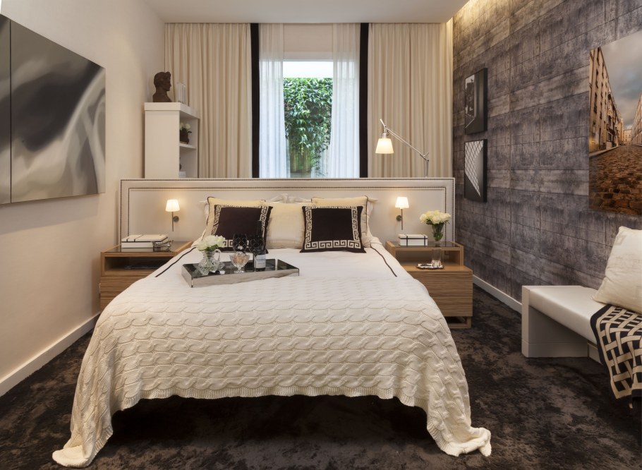 Изголовье кровати у окна в спальне