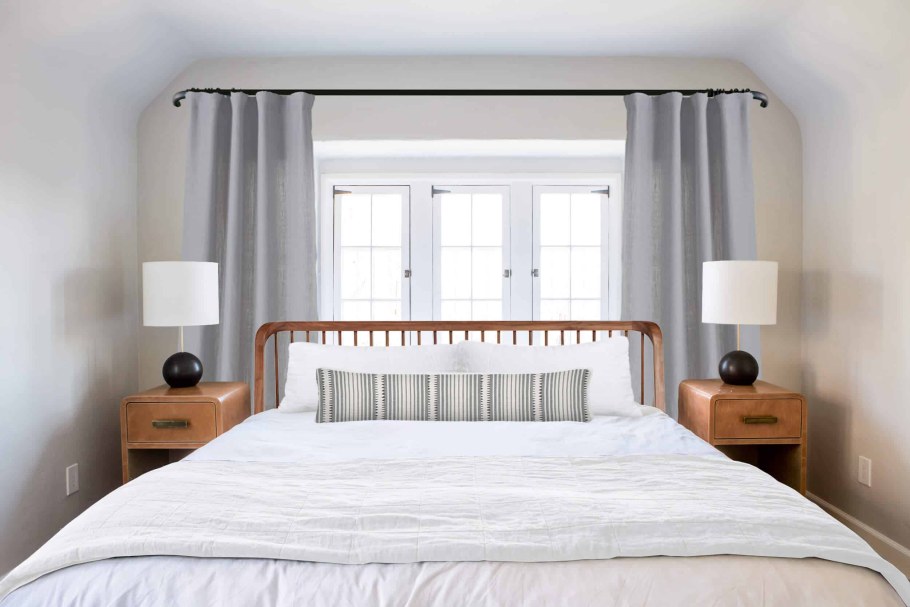 Кровать у окна