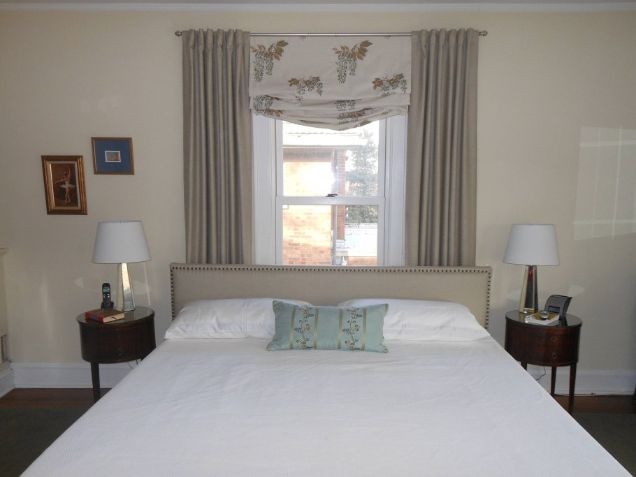 Шторы в изголовье кровати