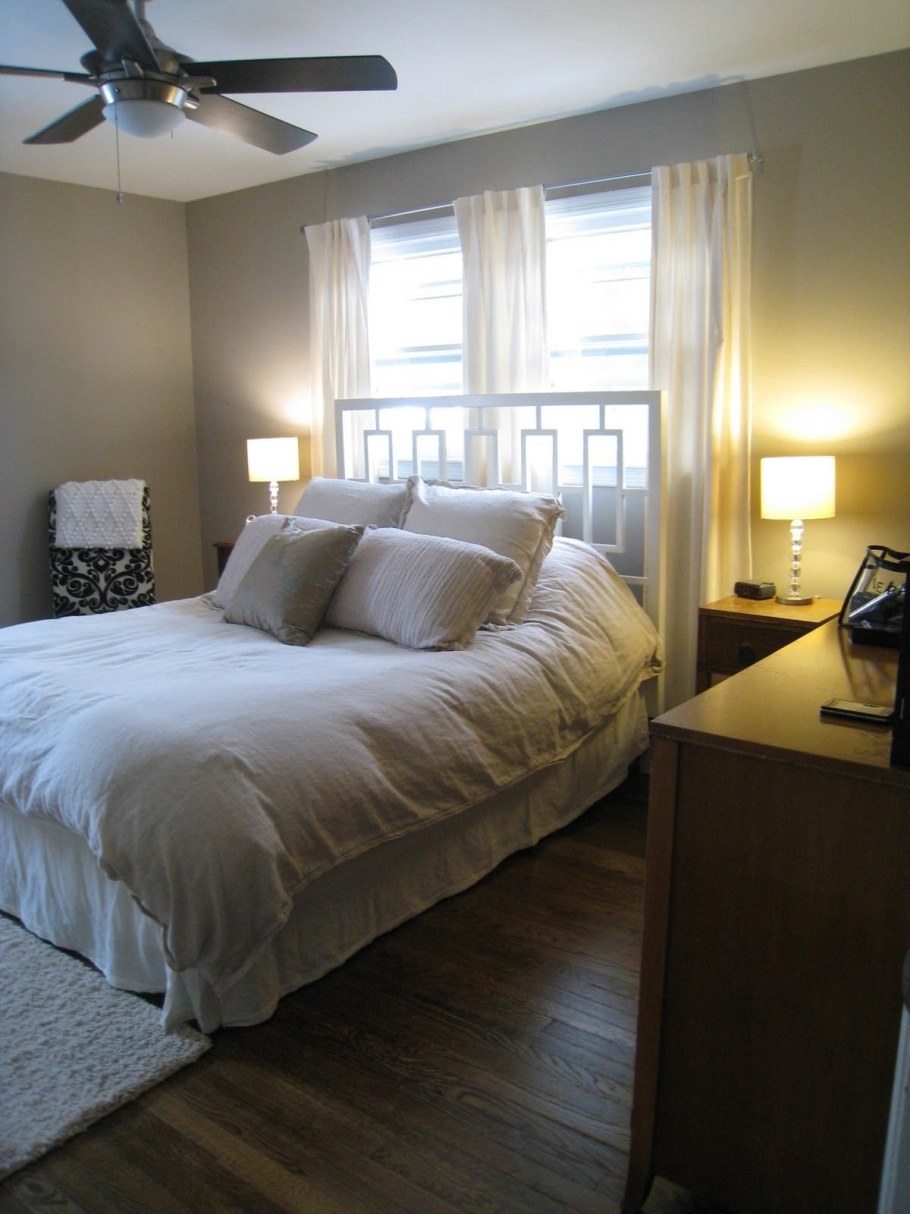 Кровать у окна в спальне