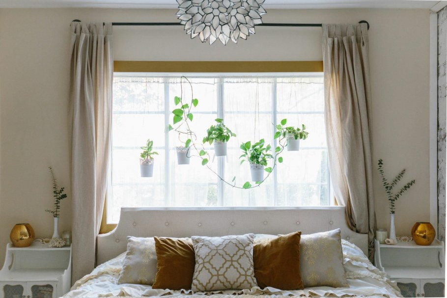 Кровать у окна в спальне