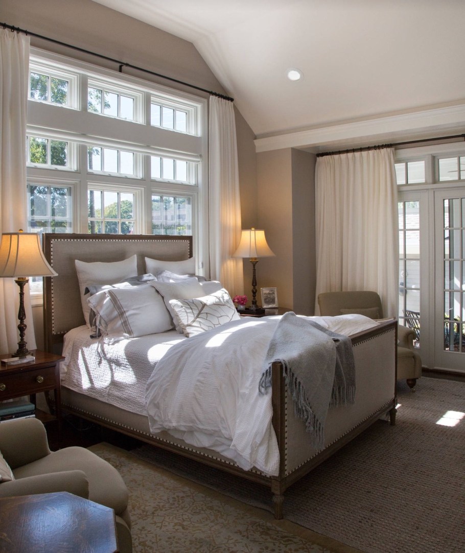 Спальня с окном в изголовье