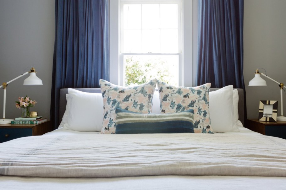 Окно за изголовьем кровати