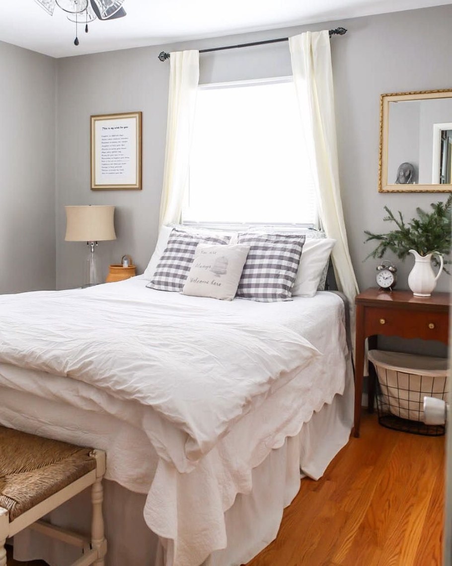 Кровать изголовьем к окну