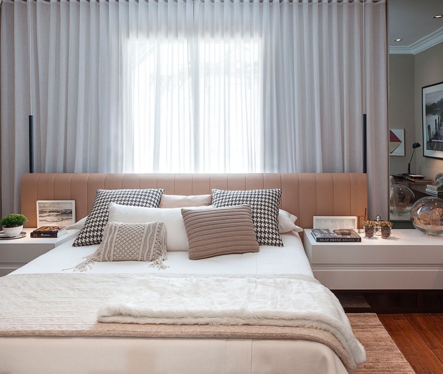 Окно за изголовьем кровати