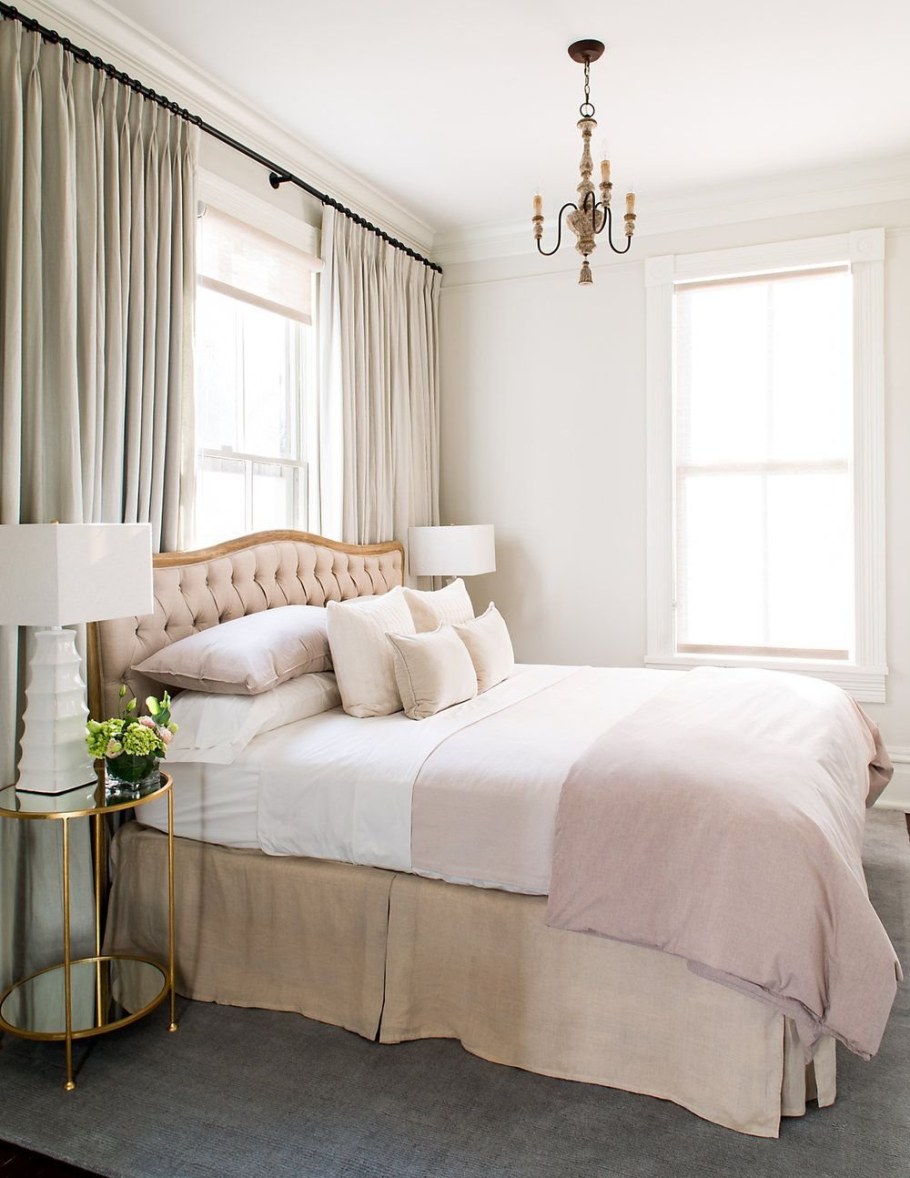 Кровать изголовьем к окну