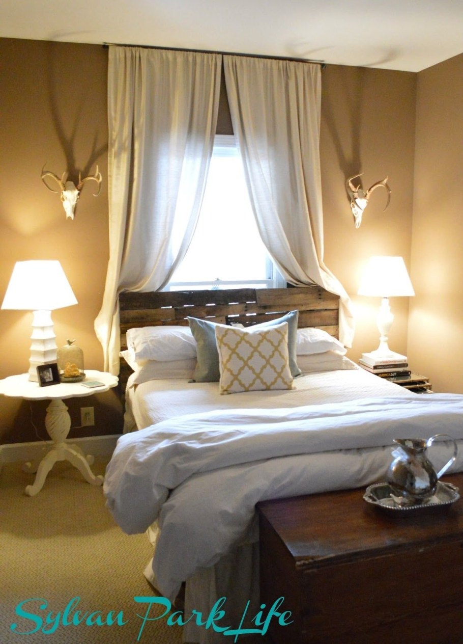 Кровать изголовьем к окну