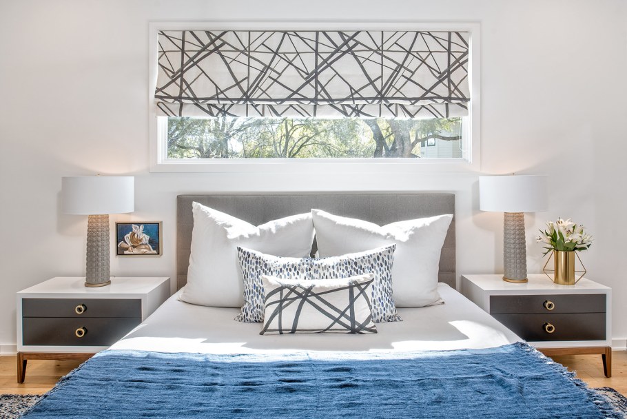 Окно над изголовьем кровати