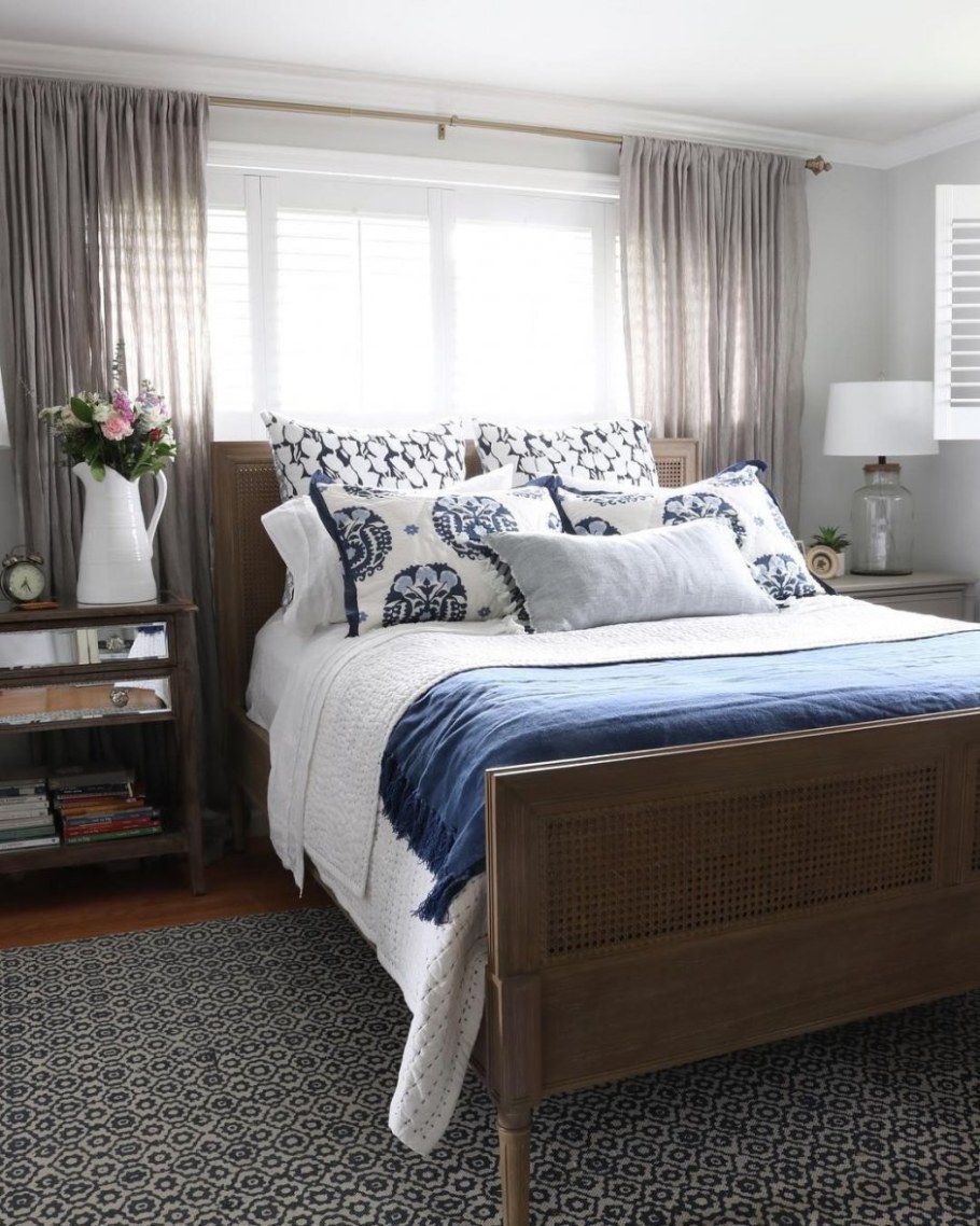 Кровать возле окна