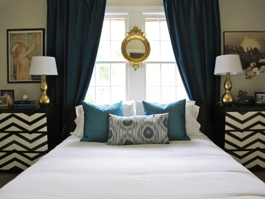Изголовье кровати у окна в спальне