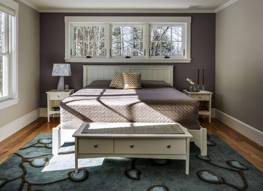 Окно над изголовьем кровати