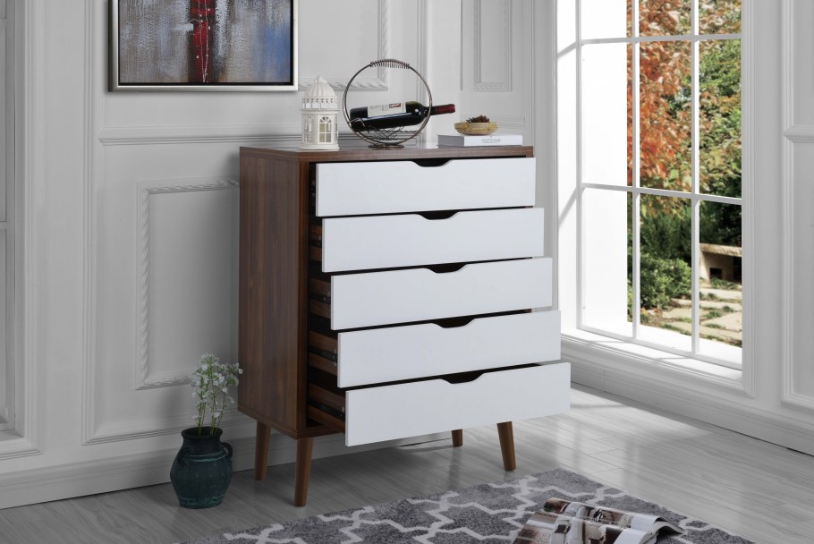 Комод в интерьере на фоне реек