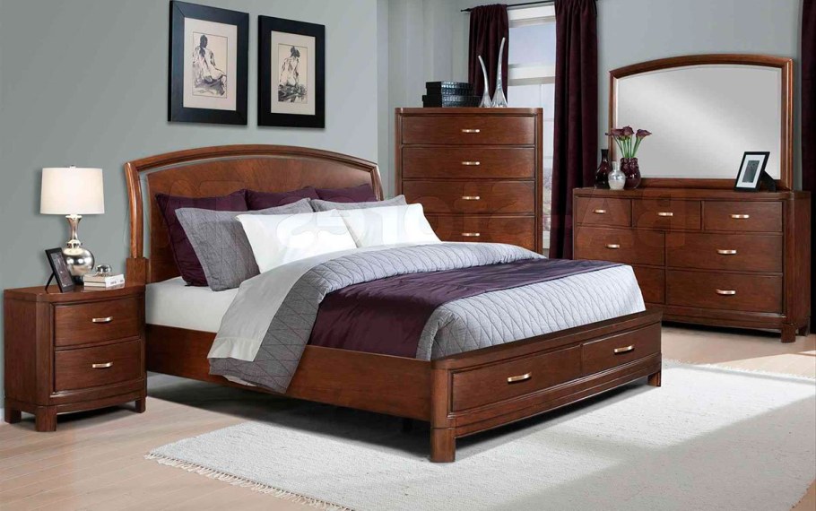 Спальня с коричневой мебелью