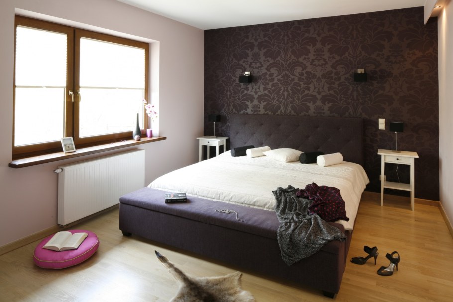 Обои для спальни с темной мебелью