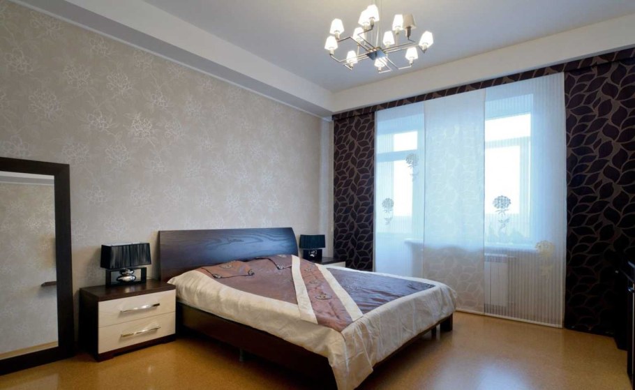 Шторы в спальню с темной мебелью и светлыми обоями