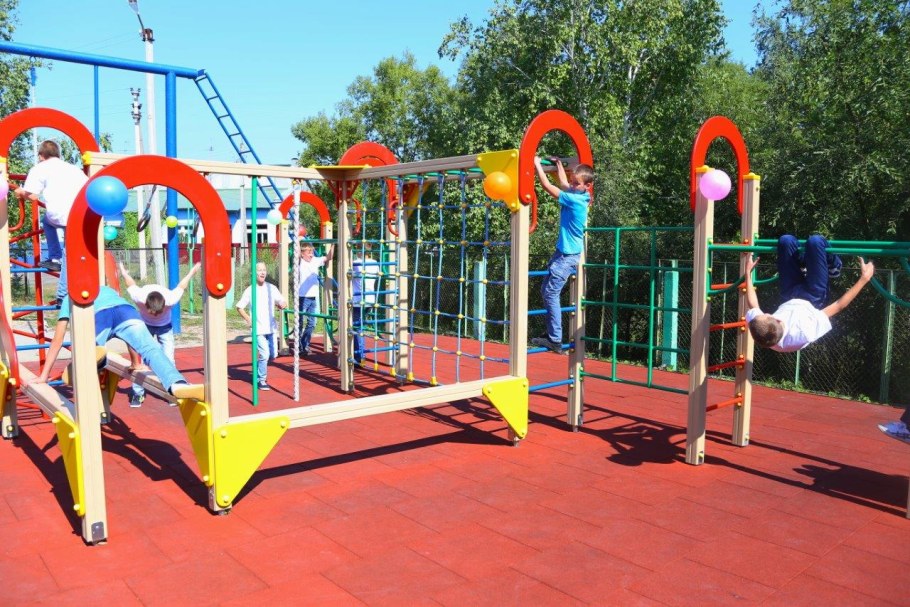 Дети на спортивной площадке