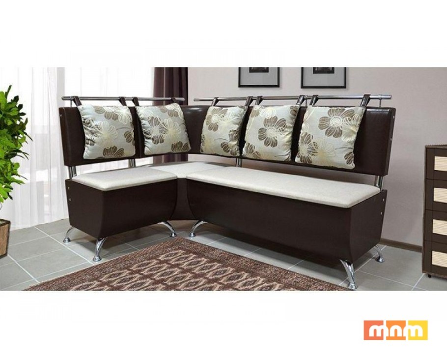 Кухонный уголок с подушками