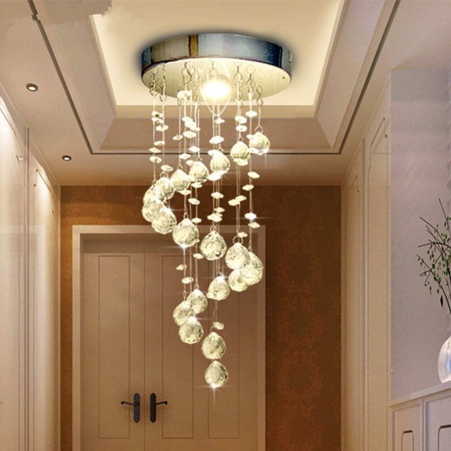 Стильные люстры для прихожей