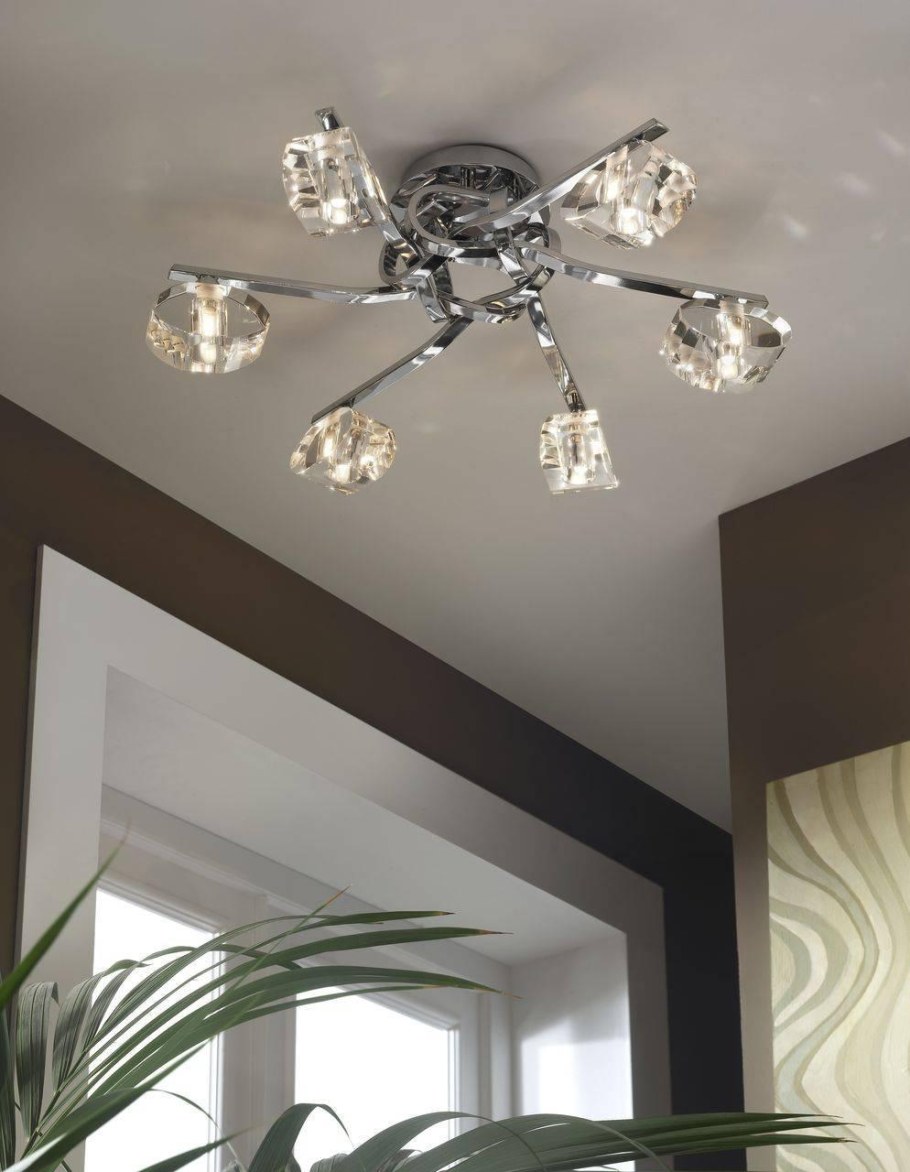 Люстра в зале