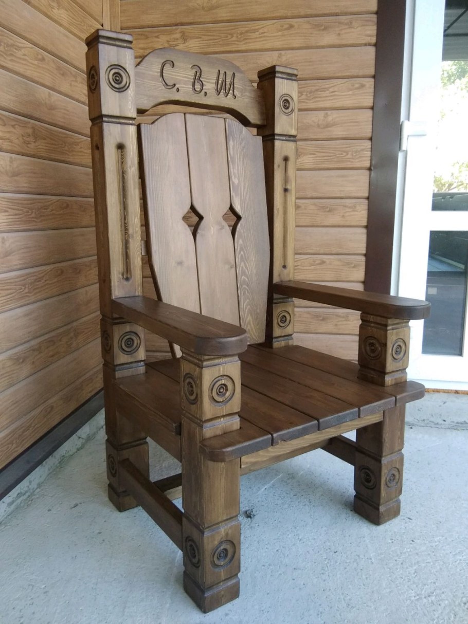 Деревянное кресло