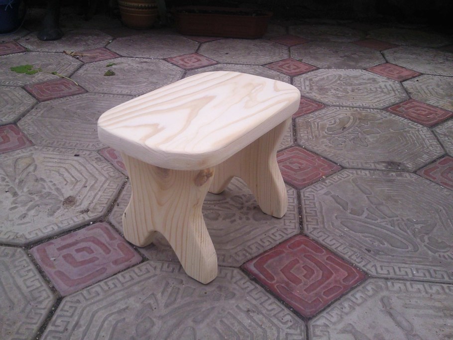 Маленький стульчик из дерева