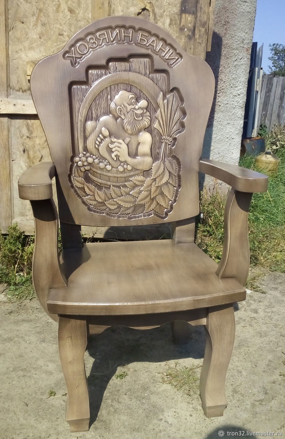 Резные кресла из дерева