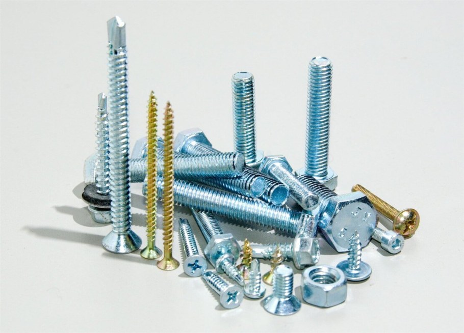Метизы (болты, шпильки, гайки м8-м32)