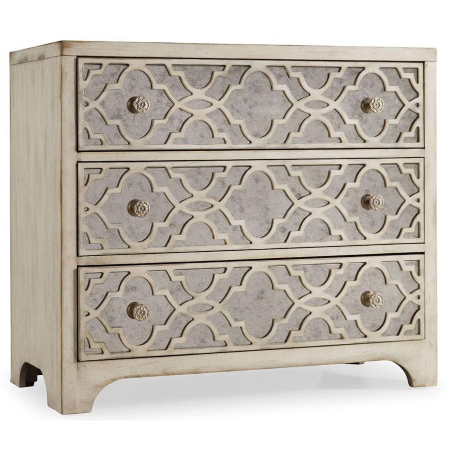 Комод с резным фасадом