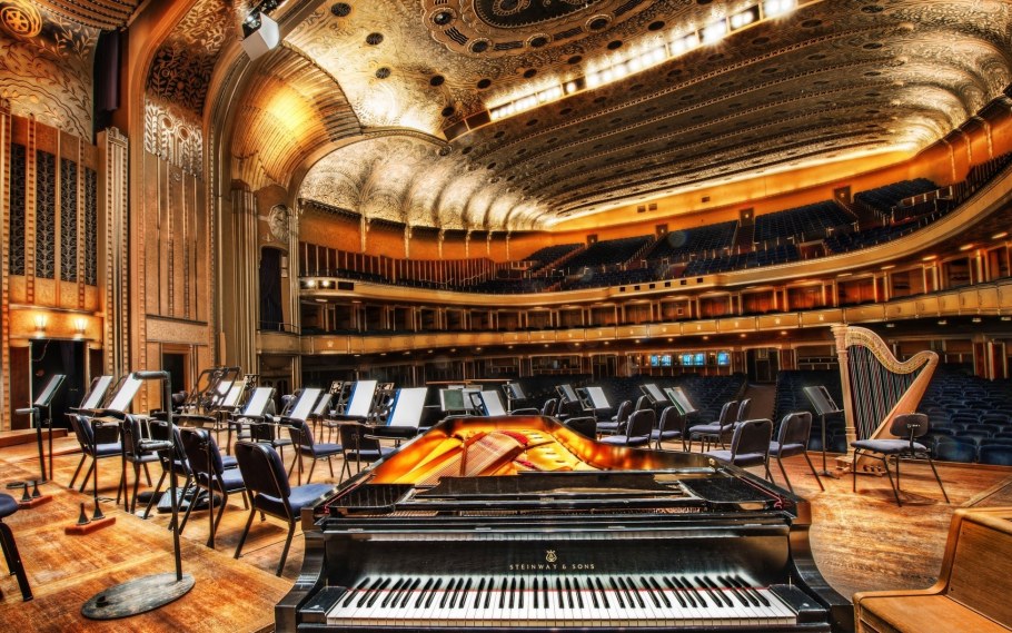 Рояль в концертном зале