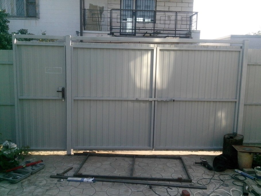 Распашные ворота из профиля