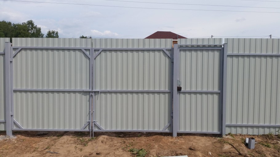 Ворота из профнастила с калиткой своими руками