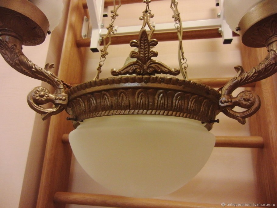 Люстра сталинская на фото1, огромная и тяжёлая , 8 лампочки,