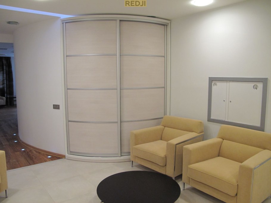 Шкаф с закругленным углом