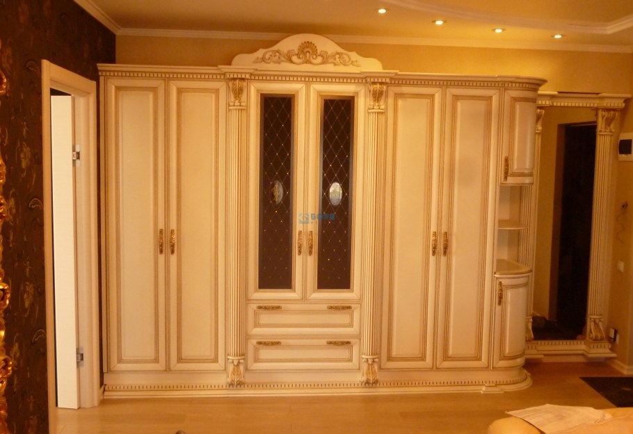 Классический шкаф в гостиную