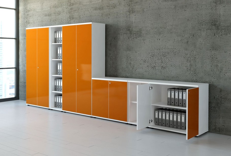 Шкафчики серые с оранжевыми вставками