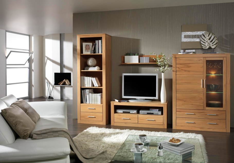 Гостиная с деревянной мебелью