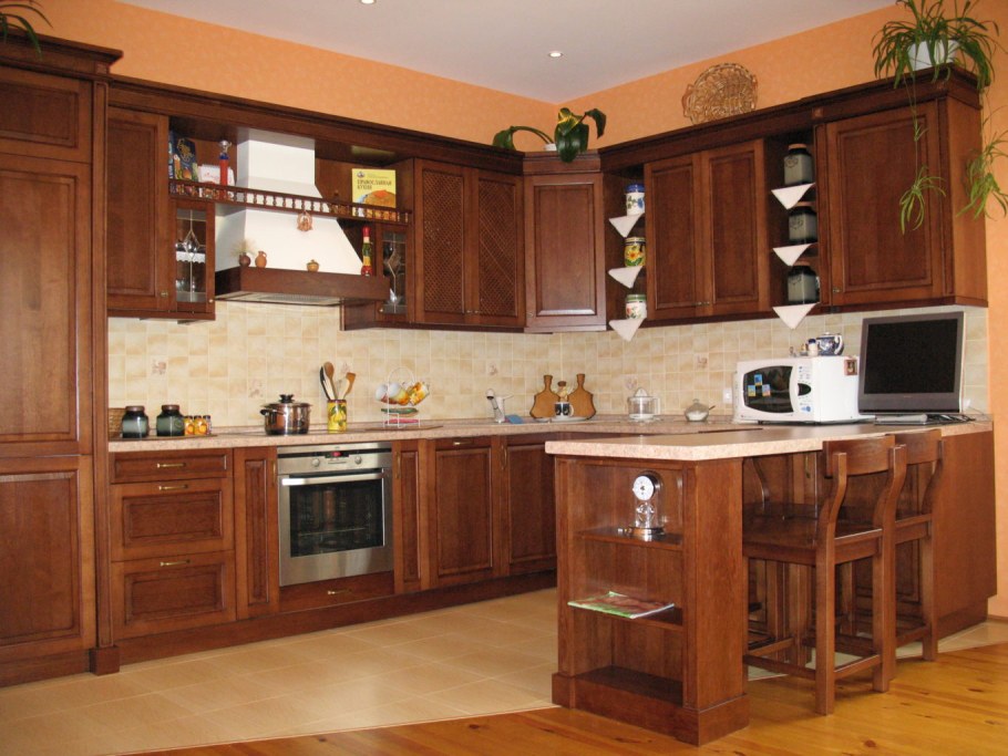 Дизайн кухни классика рыжая под дерево с барной стойкой