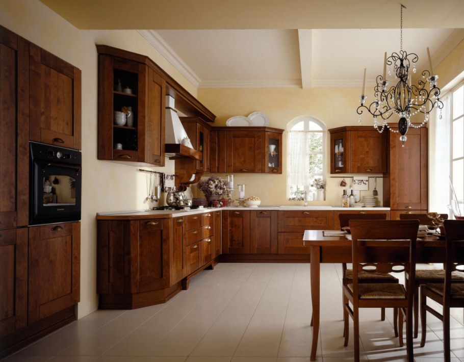 Интерьер кухни с деревянной мебелью