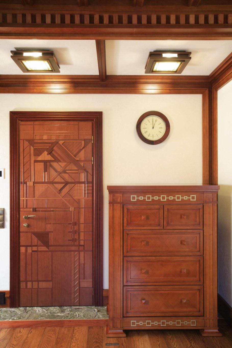 Потолок из массива дерева классический интерьер