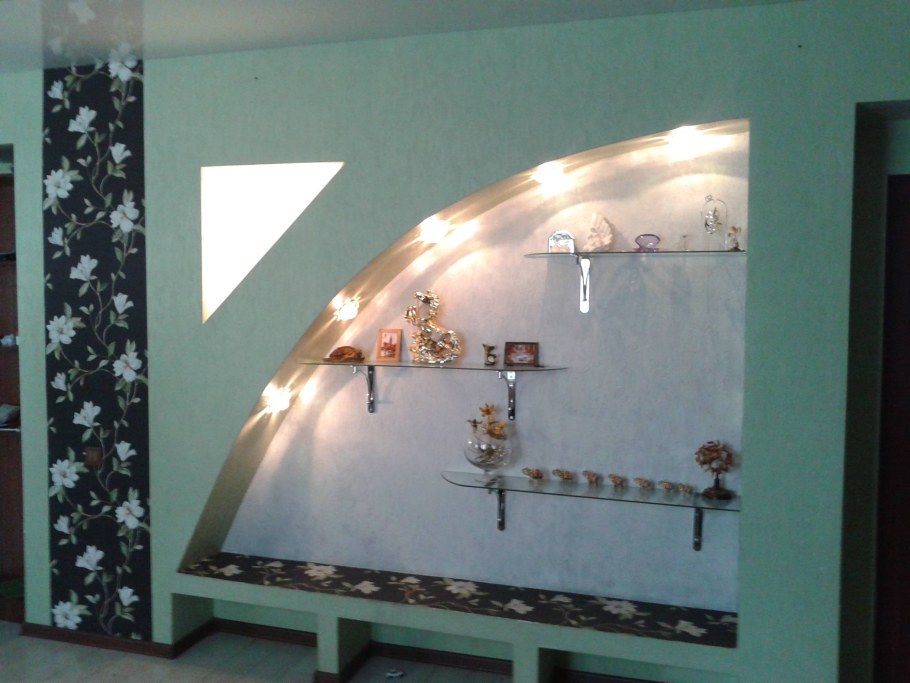 Арочные ниши в стене