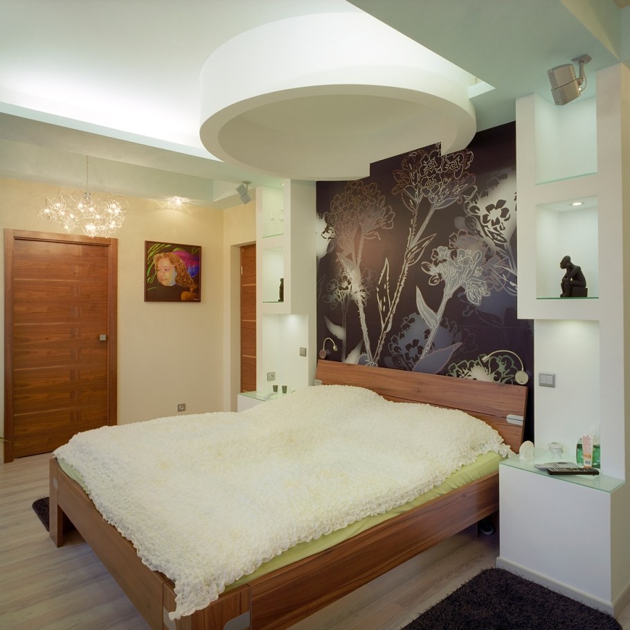 Потолок из гипсокартона над кроватью