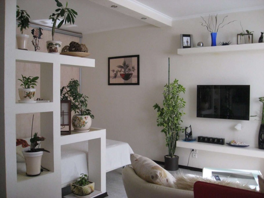 Перегородка с цветами для зонирования