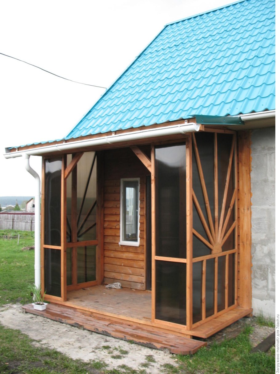 Крытое крыльцо к деревянному дому