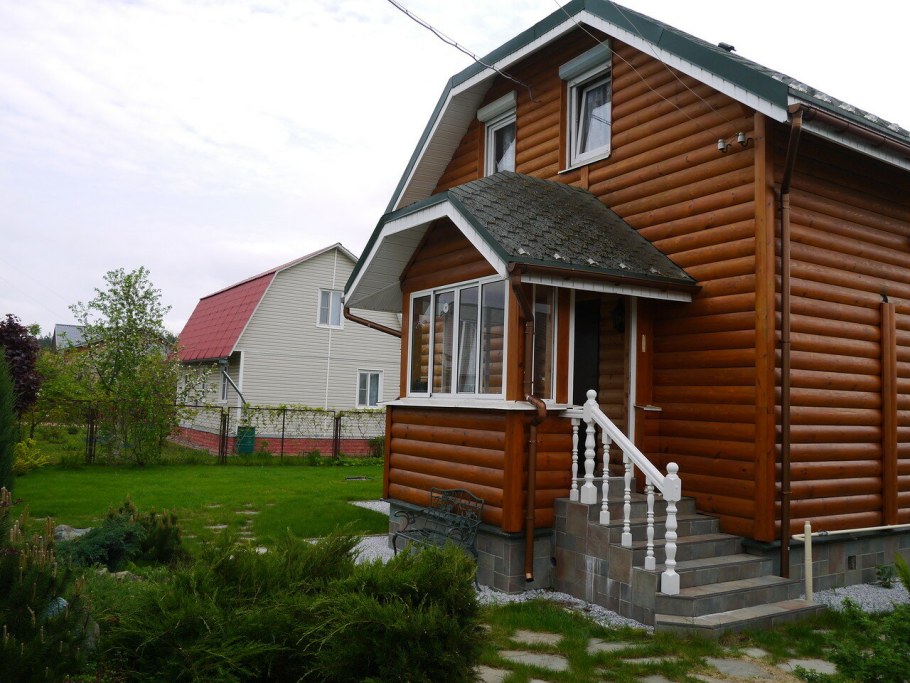 Закрытое крыльцо к деревянному дому