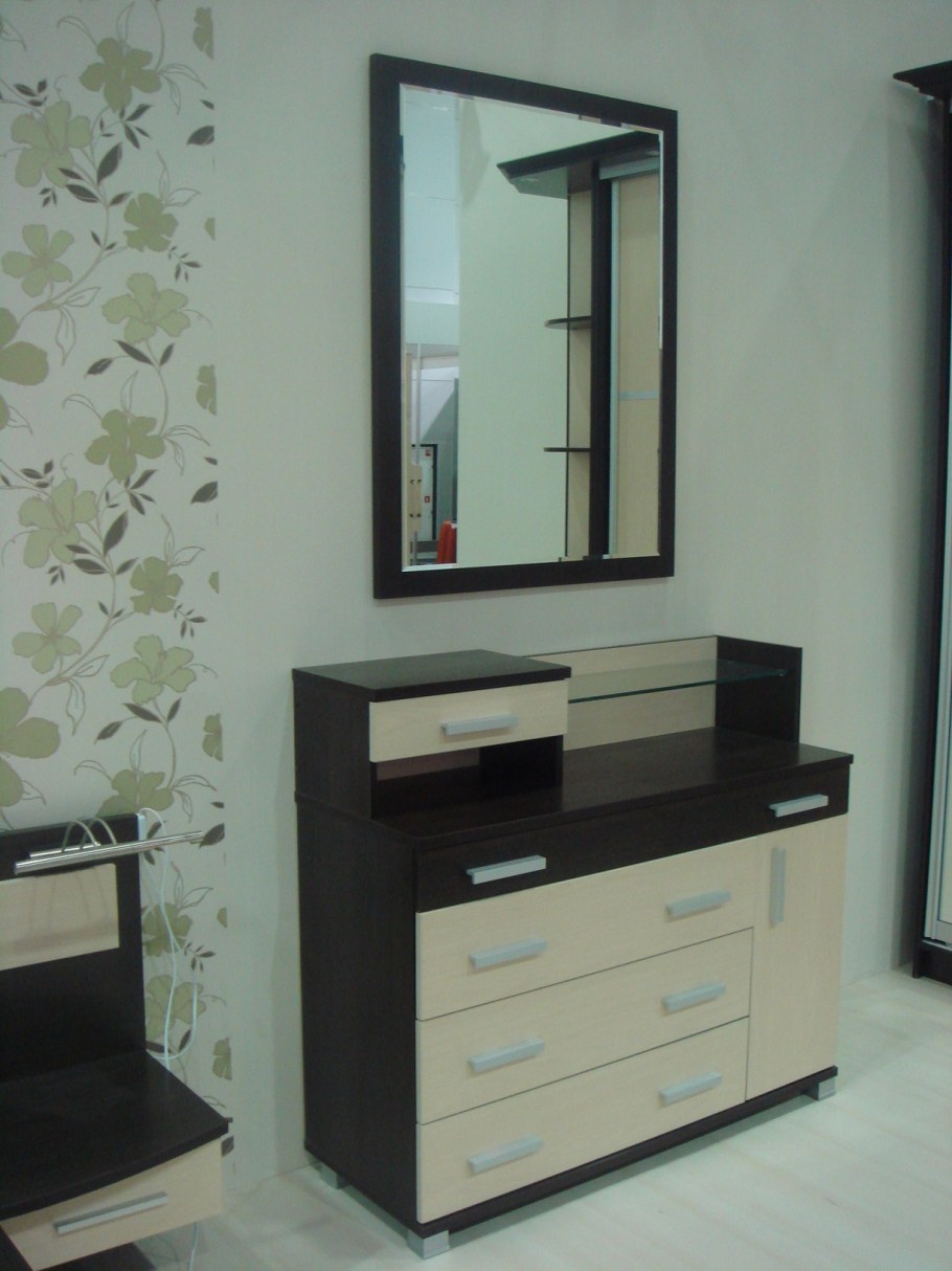 Тумба с зеркалом в прихожую