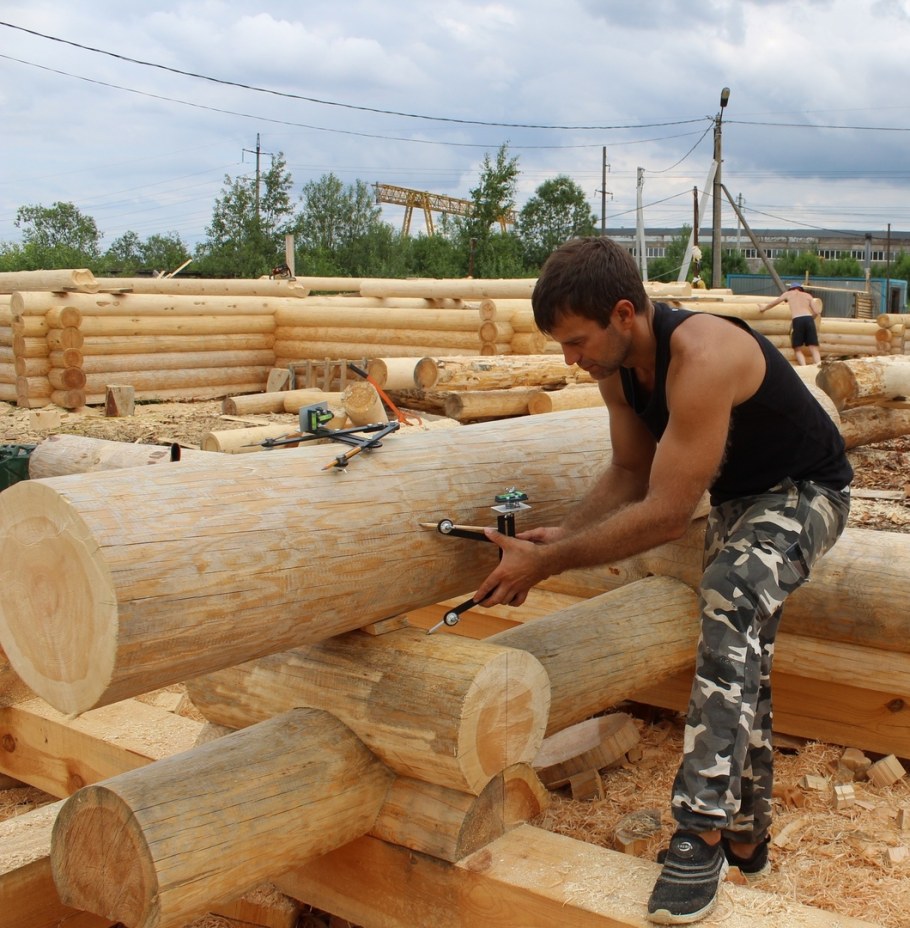 Бревно ручной рубки