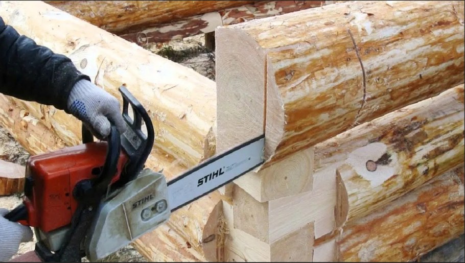 Рубка сруба бензопилой