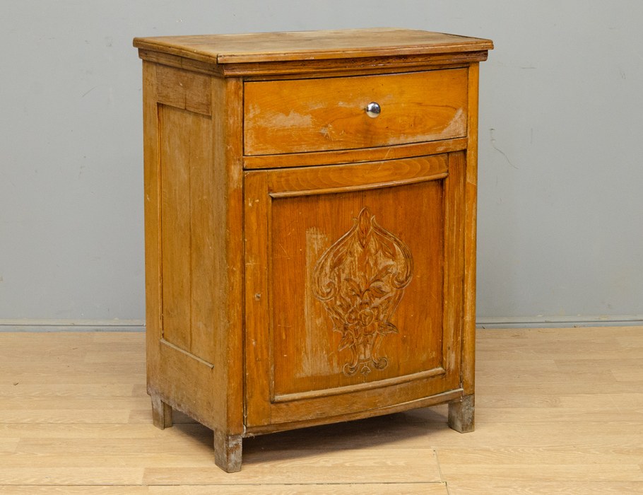Старинная тумба с ящиком и узорами